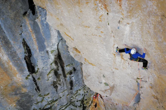 Matilda Söderlund klettert Spomin 8c | ©William Hamilton